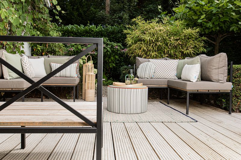 Stalen frame bank met kussens