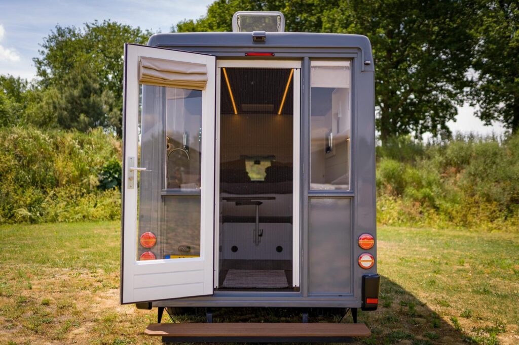 In een customized camper de wereld rond