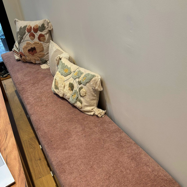 Homie Fabrics Cozy kussen in een woonkamer