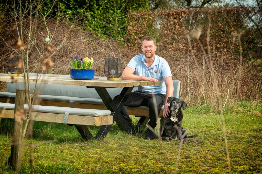 Houten loungebanken van Bram