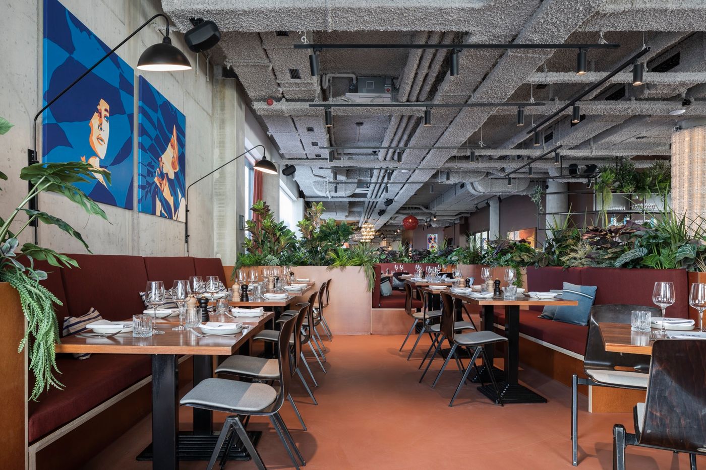 Restaurant met vaste banken en bedrukte wandpanelen