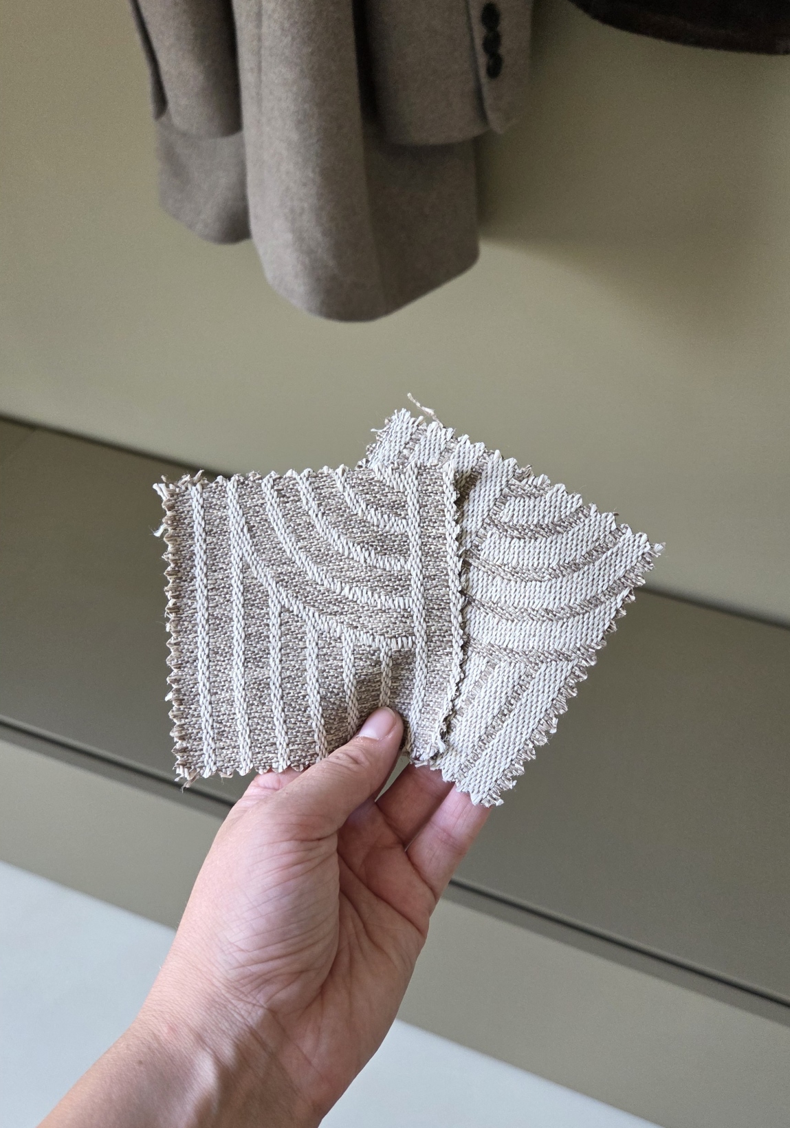 stofstalen voor maatkussens pino naturel en taupe