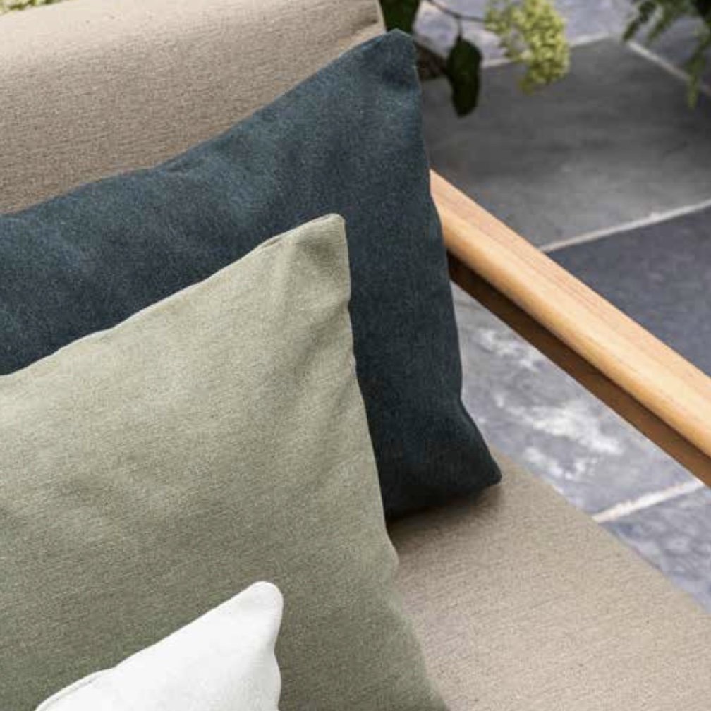 Sunbrella Heritage kussens in naturel tinten op een loungebank