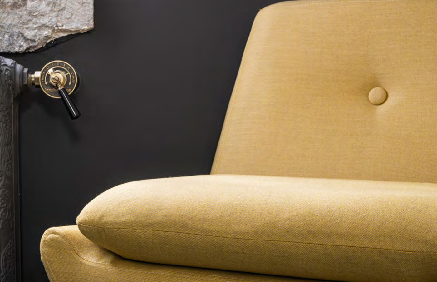 Fauteuil bekleed met Sunbrella Natté stof in warm oker