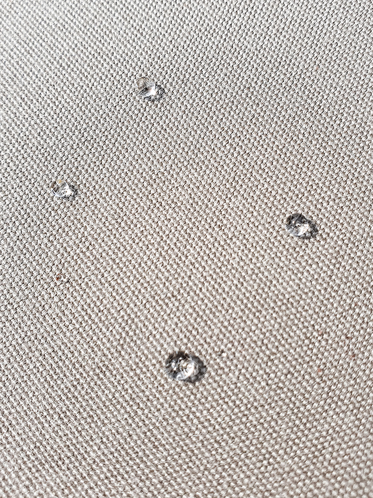 Sunbrella Solids Taupe buitenkussen in de tuin