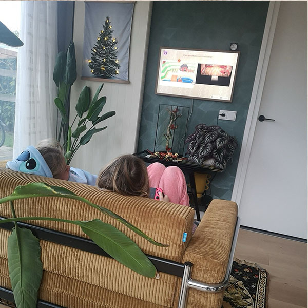 Nofruit Trend Rib stof op een bank